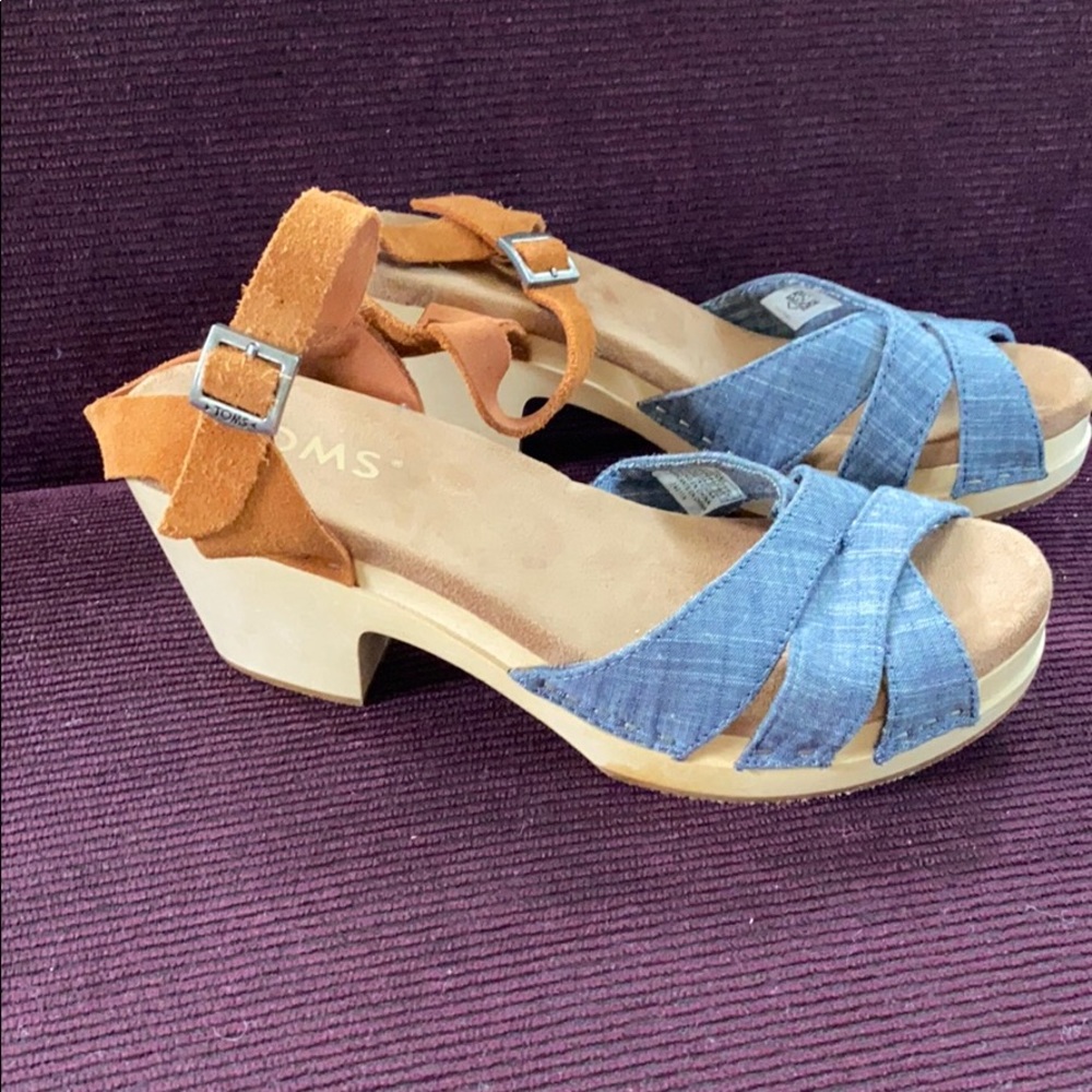 TOMS CLOG SANDALS SZ 6.5. ADORABLE 😍